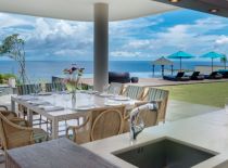Villa Marie in Pandawa Cliff Estate, Comedor con vista al mar